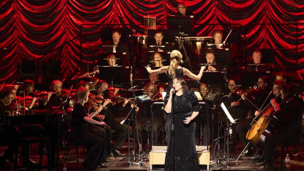 Vanessa Scammell conducting Kate Ceberano in concert